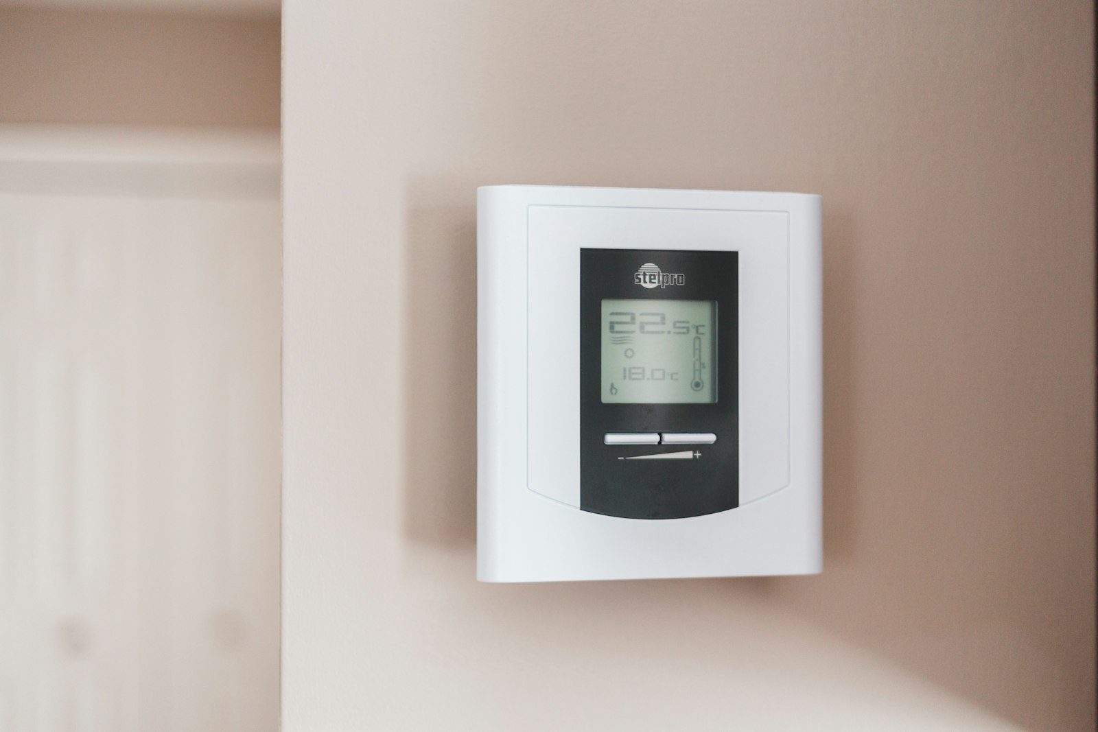 Wall-mounted digital heating thermostat